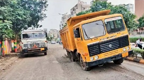 દરિયાપુર બાદ હવે નિકોલનાં રસપાન ચોકડી નજીક બિસમાર બનેલા રોડમાં ડમ્પર બેસી ગયું