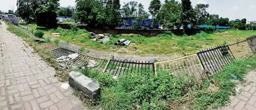 ઘોડાસરના કેડિલા બ્રિજ પર ફૂટપાથની 100 મીટર જેટલી રેલિંગ તુટી જતાં લોકોને હાલાકી